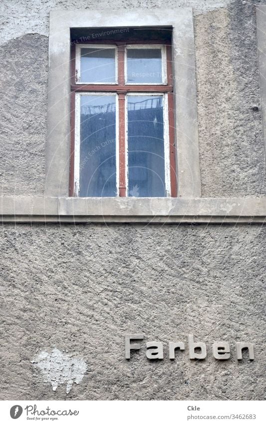 Graue Fassade mit Aufschrift "Farben" Fenster Architektur Haus Gebäude Wand Bauwerk Werbung Ilustration Mauer Menschenleer trist grau Außenaufnahme Farbfoto