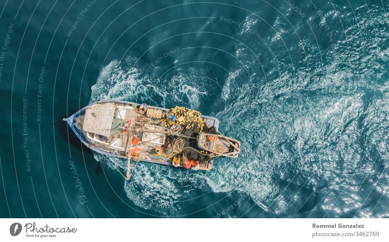 Luftaufnahme des Fischers an den Küsten von Lima, Peru Portwein Fischtrawler navigieren Spedition Himmel maritim Fischereiwirtschaft callao pisco Küstenlinie