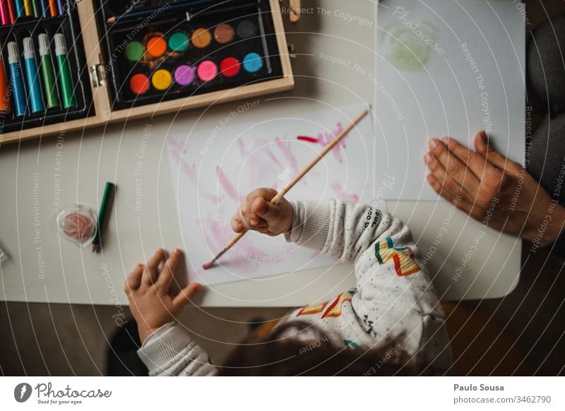 Mutter und Tochter malen mit Aquarellfarbe Mutterschaft Zusammensein Gemälde Freizeit & Hobby zu Hause Kreativität zeichnen Kunst Farbfoto mehrfarbig