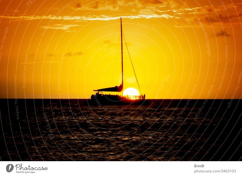 Sonnenuntergangssegel mit unter den Horizont fallender Sonne und Boot Himmel Meer MEER Wasser Licht Farbe farbenfroh Dämmerung Schönheit schön Silhouette