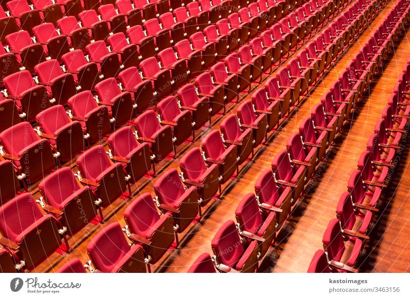 Theaterstuhl in roter Farbe im Konferenzraum. Sitz Stuhl Tagung Innenbereich Aula leer Kino Saal niemand Reihe Sitzgelegenheit Sitzung Film Veranstaltung
