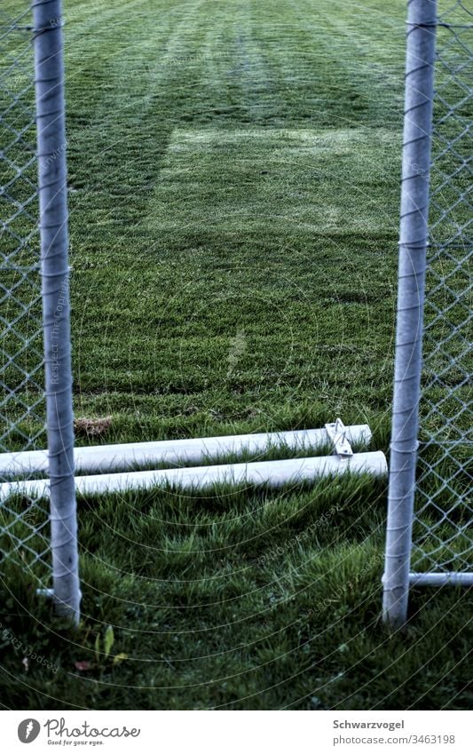 Zugang zu einem Rasenfeld Sportstätte Wege & Pfade Zaun Zaunlücke Pfosten Muster grün Spuren Wiese Gras Sportplatz Fußballfeld Lücke