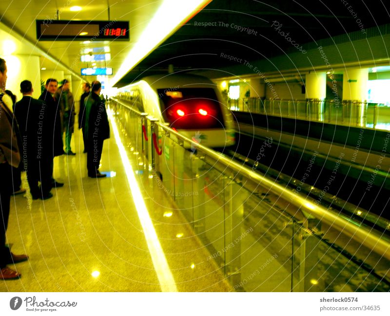 Transrapid Magnetschwebebahn Station Passagier Rücklicht China Shanghai Asien Geschwindigkeit Verkehr warten Abfahrt Sauberkeit Geländer Anzeige Farbfoto