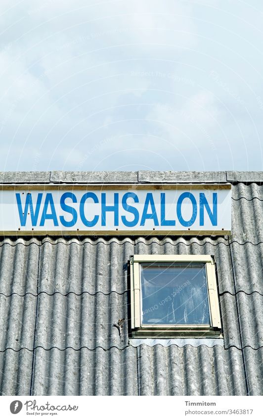 WASCHSALON Waschsalon Schild Werbung Dach Himmel blau grau weiß Buchstaben Außenaufnahme Menschenleer Dachfenster