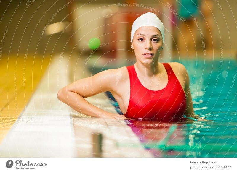 Schwimmendes Mädchen aktiv Aktivität Erwachsener Wesen Pflege Kaukasier Konkurrenz wettbewerbsfähig Konzentration Übung Frau Fitness Gesundheit Gesundheitswesen