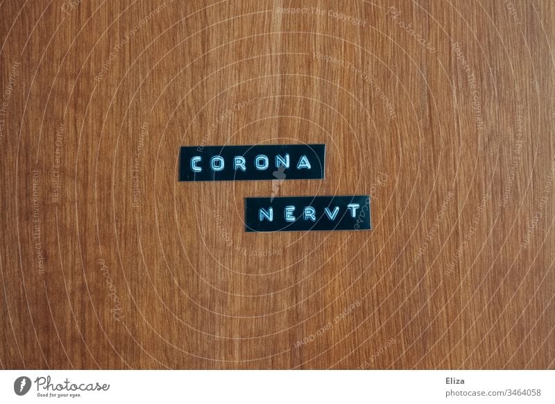 Etiketten auf denen Corona nervt geschrieben steht Covid-19 Coronavirus covid-19 Buchstaben COVID Worte Text Probleme Krise Isolation Wut genervt nervig
