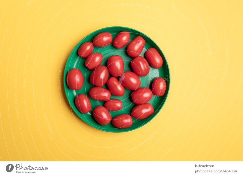 Datteltomaten im grünen Kunststoffteller Tomaten datteltomate Teller Grün gelb Mitte Gemüse Ernährung rot Menschenleer Gesunde Ernährung Foodfotografie
