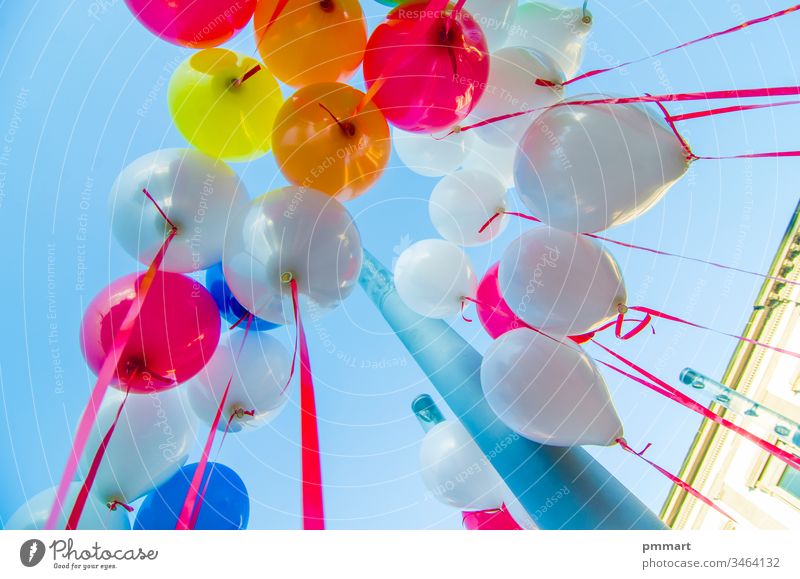 bunte Luftballons fliegen am blauen Himmel Ballons Kinder Glück rot gelb grün orange purpur Party spielen Klettern Spermien Zelle Air Heliumgas Feiertag
