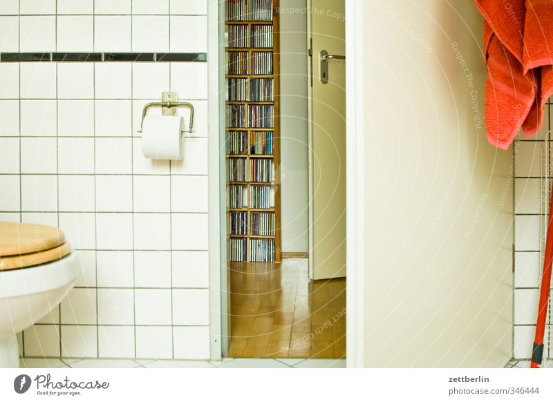 Blick aus der Badewanne Lifestyle Häusliches Leben Wohnung Innenarchitektur Raum Musik Musik hören Compact Disc Medien Haus Mauer Wand Tür gut schön Gefühle