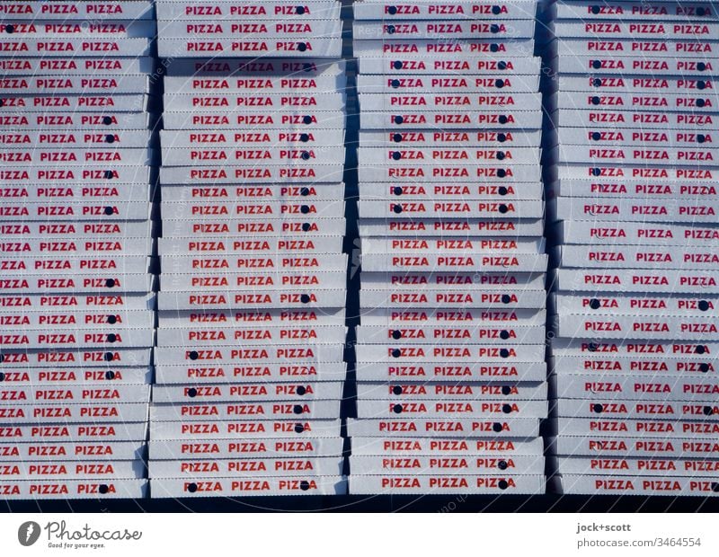 viele Pizzakartons zur Abholung bereit Italienische Küche Fastfood Schachteln Typographie Großbuchstaben gestapelt Selbstabholung Verpackungen Design Sammlung