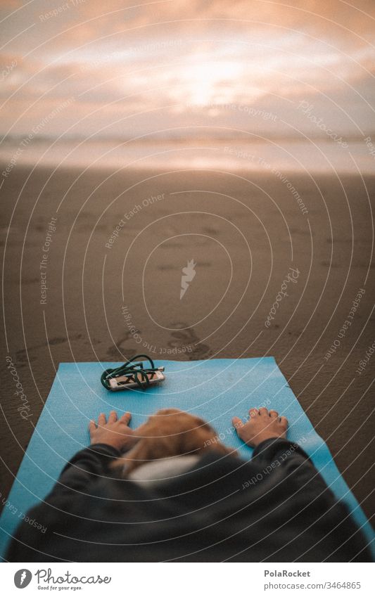 #As# Yoga am Strand Yogamatte Yogastellung yogaübung Yogalehrerin Sonnenaufgang Erwachen sportlich Meditation fokus Konzentration konzentriert Gesundheit