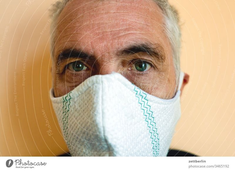 Mann mit Mund-Nase-Maske maske atemschutz gesichtsmaske infektion infektionsschutz angst corona covid gefahr isolation mann mensch textfreiraum virus
