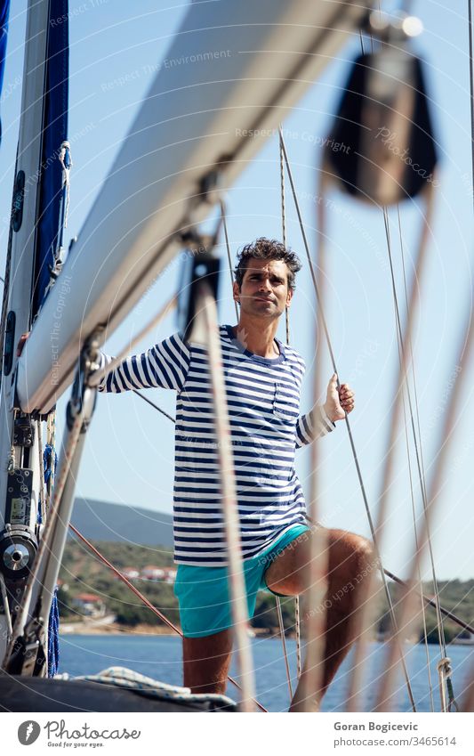 Junger Mann auf einem Segelboot weiß Schönheit Natur Gesundheit MEER Transport Sommer reisen mediterran Wasser Lifestyle Porträt Licht Tourismus jung Boot