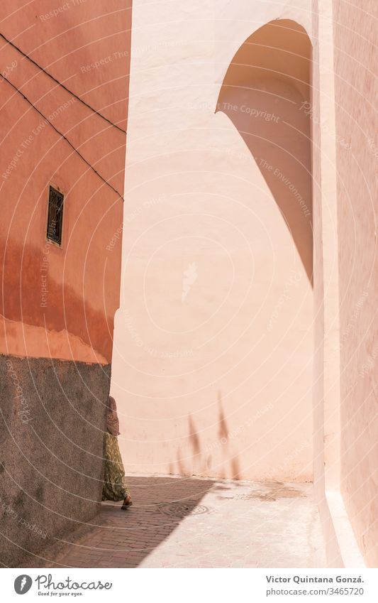Marokkanisches Mädchen überquert eine Ecke marrakech Marokko Lehmziegel Afrika Architektur Kunst Gebäude Großstadt Eckstoß Saum leer Familie Einstecktuch Haus