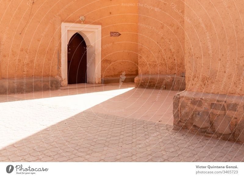 Marokkanische Straße mit Sonnenstrahl Afrikanisch Berber marrakech Marokkaner Marokko Lehmziegel antik Antiquität Bogen Architektur Kunst Gebäude Hof Tür