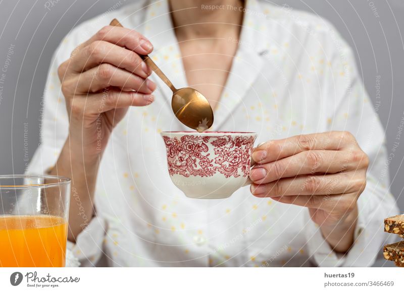 Nicht erkennbare Frau frühstückt im Schlafanzug zu Hause in Quarantäne Frühstück Lebensmittel Morgen heimwärts Lifestyle unkenntlich Coronavirus covid-19 Essen