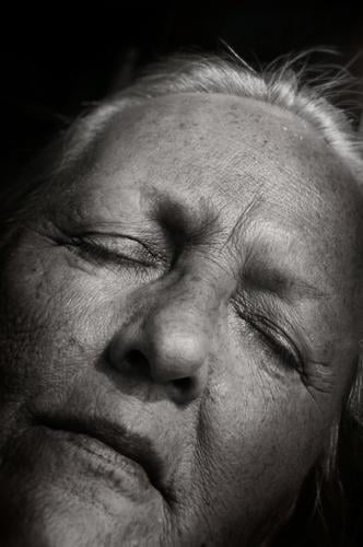 Lebensabend Großmutter erinnern Gesicht Seniorin weißhaarig runzlig Alter 60 und älter Weiblicher Senior alt Mensch Augen geschlossen ruhen Augen zu schlafen