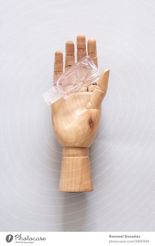 Hand aus Holz, Virusvorbeugung und -behandlung: Tragen von Masken, Händedesinfektion, Vorsichtsmaßnahmen. Erste-Hilfe-Kasten mit Medikamenten auf blauem Hintergrund. Hand-Holz