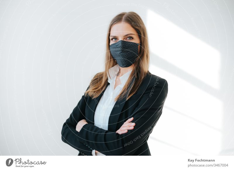 erfolgreiche Geschäftsfrau mit Atemschutzmaske Business Coronavirus covid-19 Tag Krankheit Gesicht Angst Frau Grippe Gesundheit vereinzelt Mundschutz Pandemie