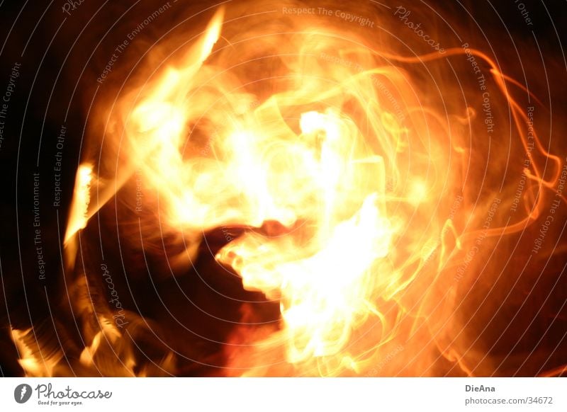 Fire E.T. Feuerball Langzeitbelichtung brennen Explosion explosiv Licht außerirdisch rot heiß Fototechnik feuerfratze Brand Flamme orange Wärme Bewegung