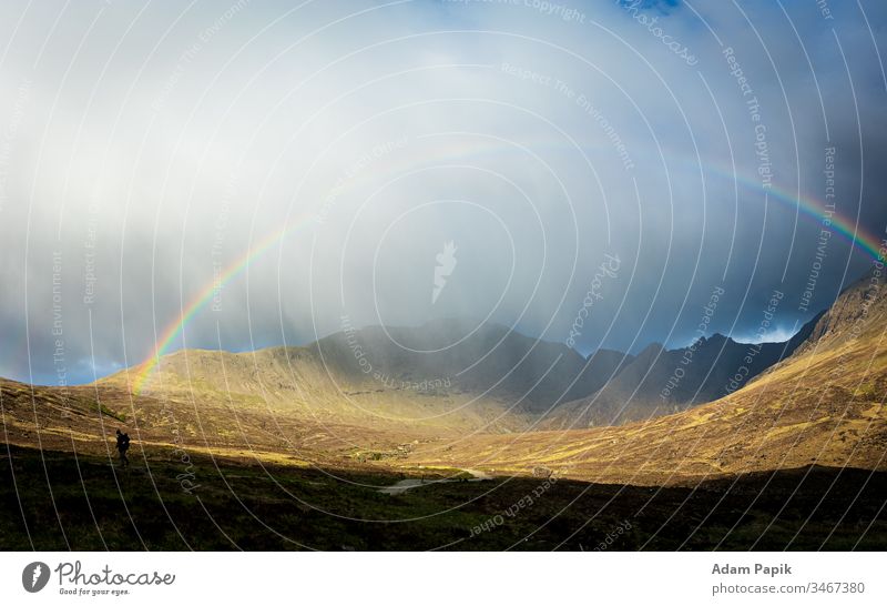 Regenbogen über dem schottischen Hochland mit einem Mann. Berge Nebel Himmel Landschaft wandern Schottland isleofskye Natur Außenaufnahme Farbfoto Felsen Hügel