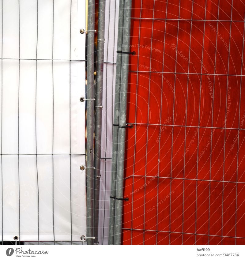 Absperrgitter mit roter und weißer Plane Barriere Spalier Schutz Baustelle Strukturen & Formen Mauer Sicherheit Metall Gitter Gitterzaun Zaun Konstruktion