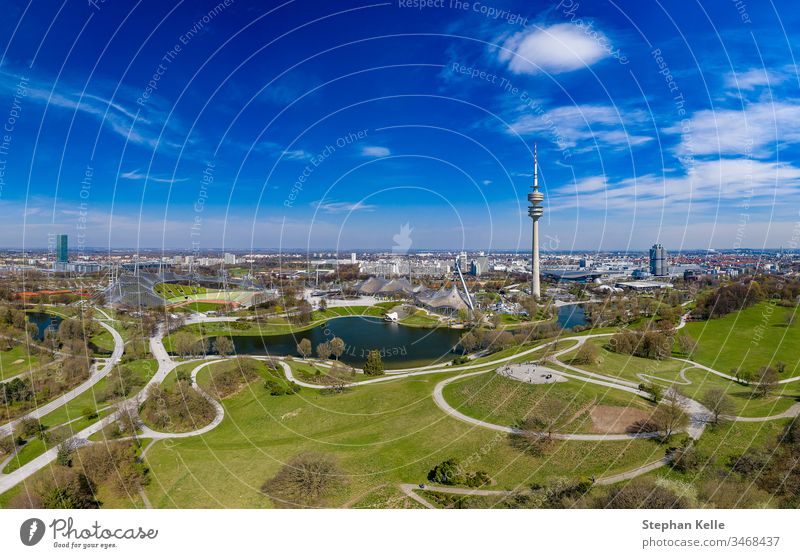 Frühling in München, großer Drohnen-Panoramaschuss auf ein Wahrzeichen der bayerischen Stadt, aufgenommen von einer Drohne. Blütezeit Farbe schön Skyline
