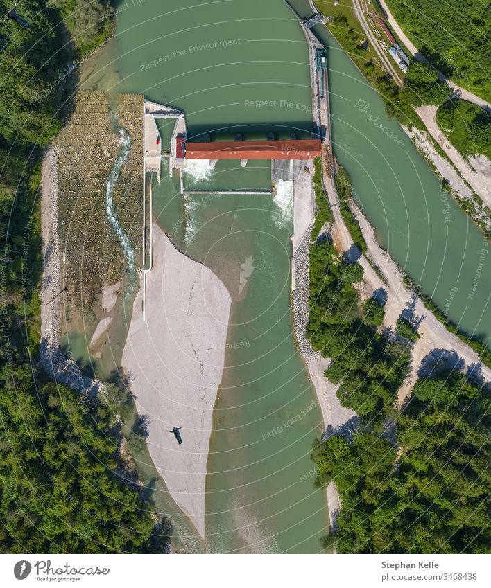 Luftaufnahme des Wehrs Hume an der Isar, nahe München. Fischwehr Top Ansicht Fluss Mann Baum Selfie Huminwehr Wasser Natur Technik & Technologie Antenne