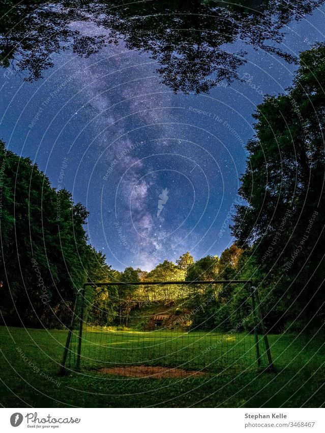 Das Galaktische Zentrum der Milchstraße am Himmel über dem Tor eines Fußballplatzes ausgenommen. tor spielplatz Raum Sternenlicht galaktisches Zentrum