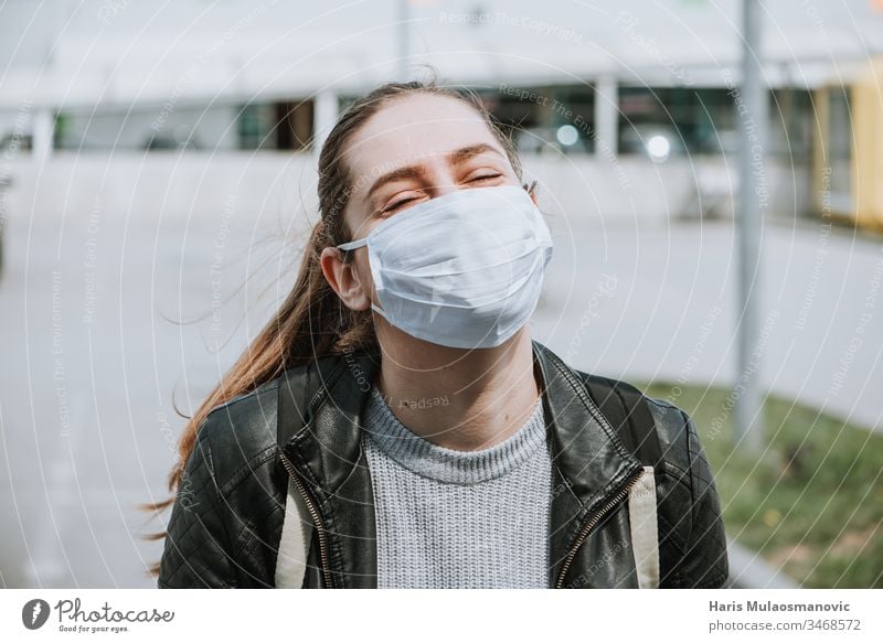 Junge Frau genießt die Sonne mit Maske zum Schutz vor Coronavirus covid-19 Air Atemschutzmaske blond Kaukasier Korona-Epidemie corona italy Corona-Virus dunkel