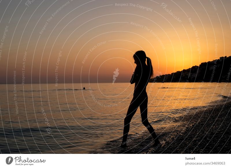 Mädchen im Sonnenuntergang am Strand Meer Silhouette baden fröhlich glücklich Felsen Freude stehen Tourismus Kroatien Mittelmeer Küste Urlaub Freizeit Erholung