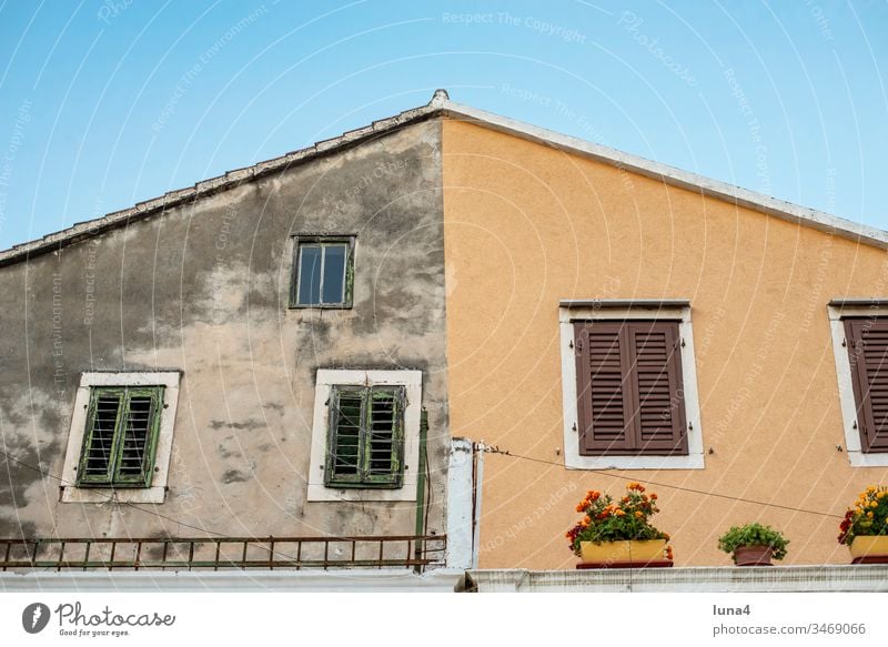 restaurierte Fassade in der Altstadt von Omis, Kroatien Haus alt neu Sanierung modern Jalousie Fenster Farbe marode Altbau renovieren Hausfassade Architektur