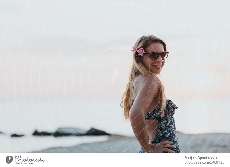 Junge Frau genießt Sonnenuntergang am Strand Erwachsener attraktiv schön Schönheit sorgenfrei Küste Morgendämmerung genießen Genuss Abend Freiheit Mädchen