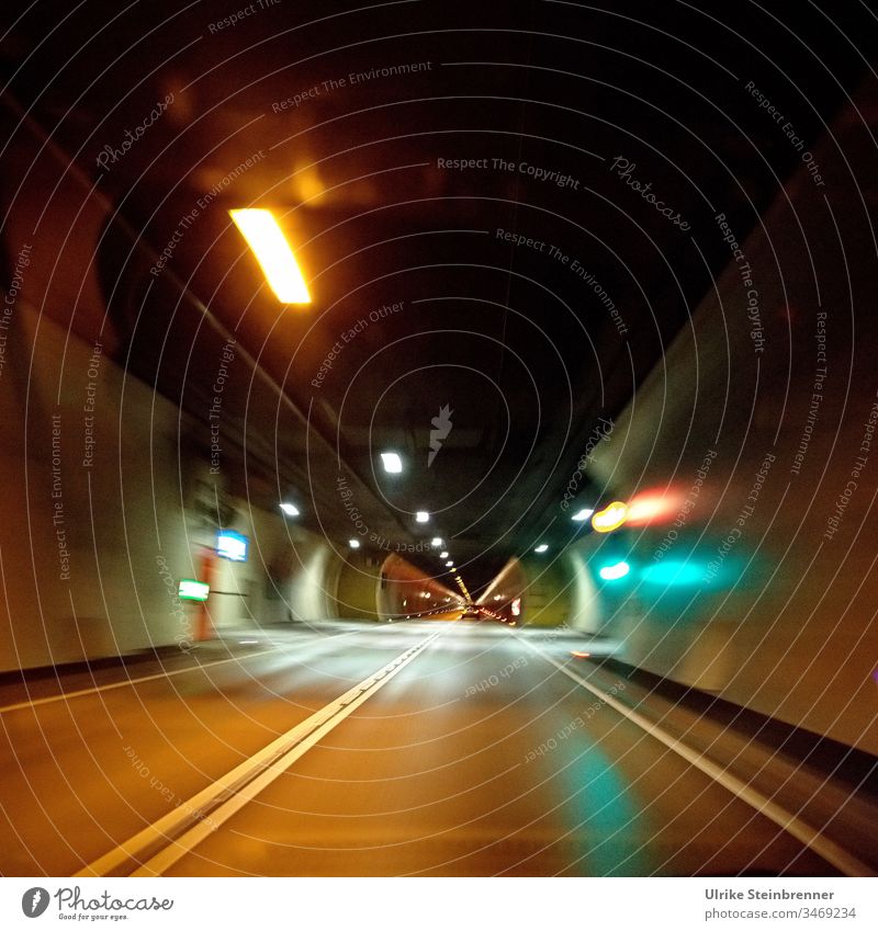 Fahrt durch einen beleuchteten Autotunnel Tunnel Verkehr Straße Licht Autobahn dunkel Nacht Verkehrswege Tunnelblick Straßentunnel Beleuchtung Fahrbahn
