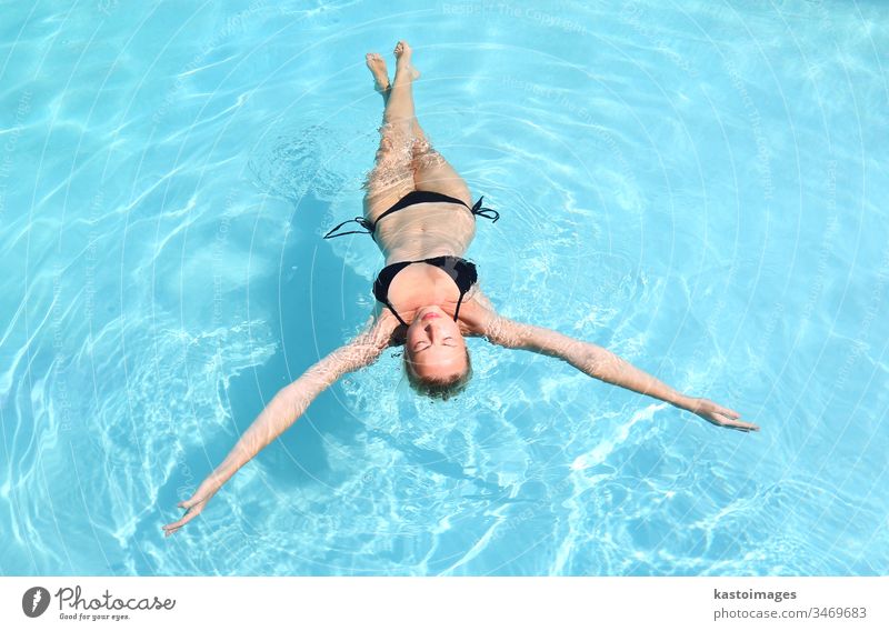 Kaukasische Dame schwimmt im Schwimmbad. Frau Wasser Schwimmer schwimmen blau fliegend reisen Urlaub Schönheit Sommer Erwachsener attraktiv schön Bikini Körper