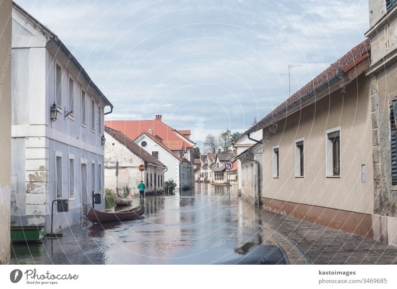 Überflutete Straße fluten Fluss Wasser Dorf Stadt Haus globales Wurming ländlich heimwärts Wetter Regen Umwelt natürlich Gefahr nass Schaden Gebäude