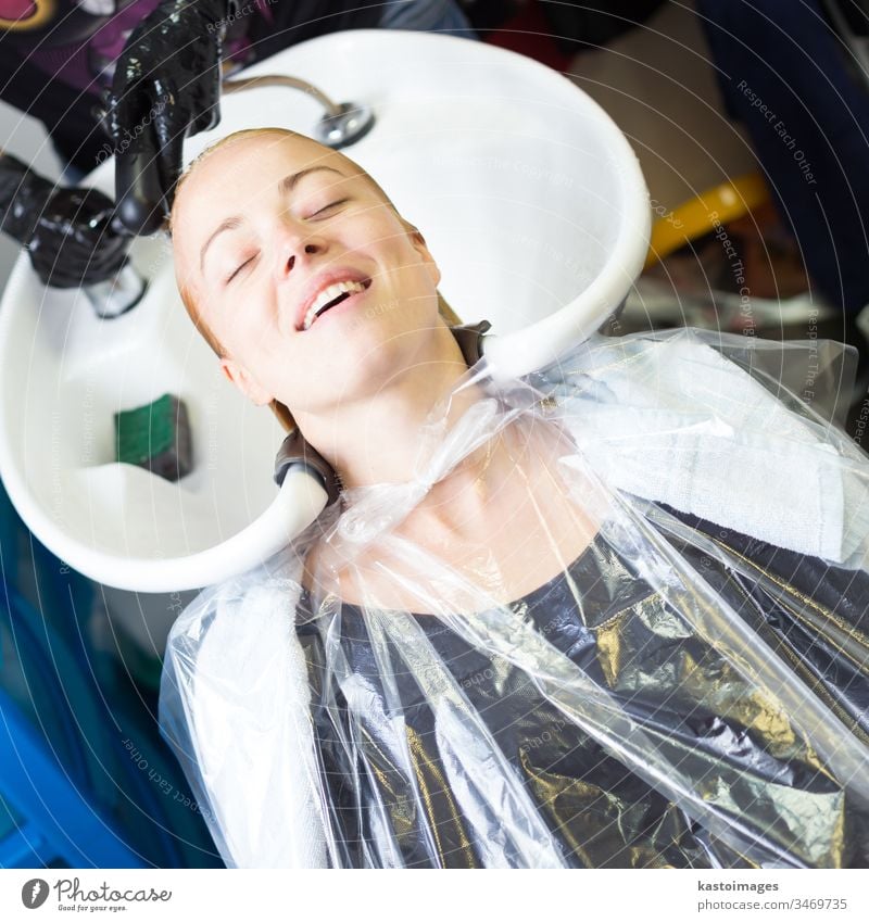 Friseursalon. Frau bei der Haarwäsche. Schönheit Salon Behaarung Waschen nass Hände Frisur lang Konditionierer Mädchen Haarschnitt schön hübsch Gesicht Stylist