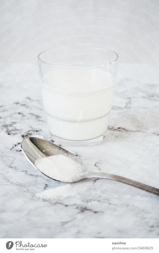 Glas Milch und Löffel Zucker melken ungesund horchata Lebensmittel trinken Getränk Salz Vitamin Kalzium Gesundheit Zutaten Zusammensetzung süß Tagebuch