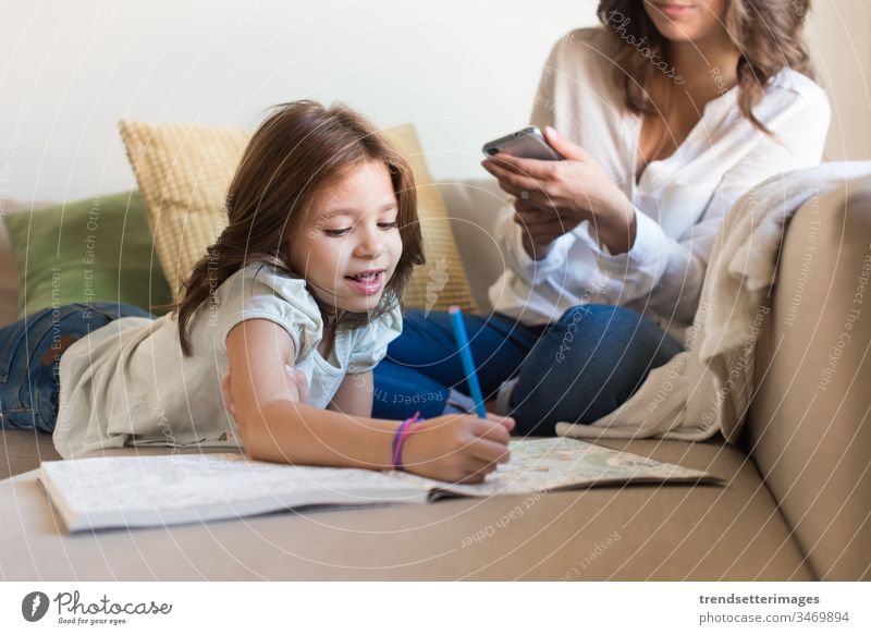 Mädchen malt mit ihrer Mutter beim Chatten Smartphone Familie Kind Frau Telefon Mobile Baby Technik & Technologie Glück Eltern benutzend wenig heimwärts