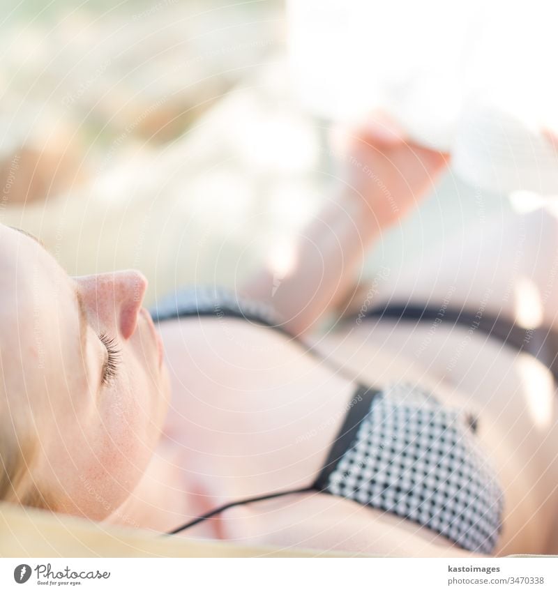 Dame liest ein Buch in der Hängematte. bezaubernd attraktiv Strand schön Schönheit Bikini blond blau Körper Kaukasier Nahaufnahme Bildung Gesicht Frau Mädchen