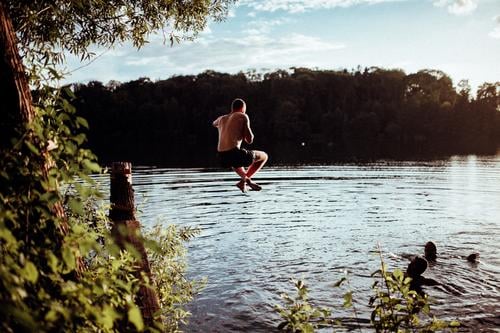 Drei Freunde im See genießen die Sommerzeit Erinnerung summertime Licht Gelassenheit Sommergefühl Schwimmen & Baden Teich Natur Schönes Wetter Zufriedenheit