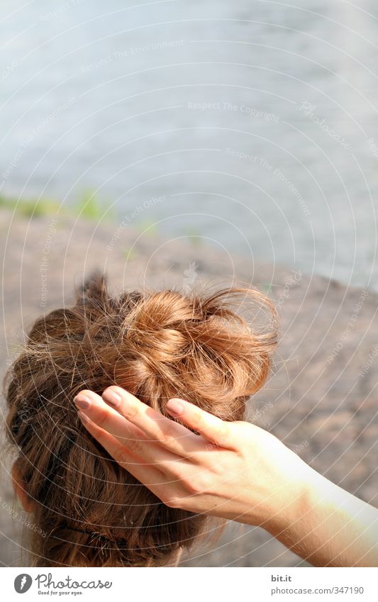 die Frisur hält Körperpflege Zufriedenheit feminin Junge Frau Jugendliche Erwachsene Kopf Hand 1 Mensch 13-18 Jahre Kind Umwelt Küste Seeufer Flussufer Strand