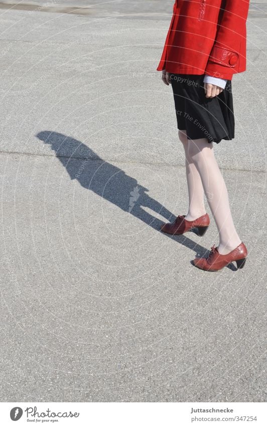 Das Mädchen in der roten Jacke Mensch feminin Junge Frau Jugendliche Erwachsene Beine 1 18-30 Jahre Platz Rock Strümpfe Strumpfhose Schuhe stehen dünn elegant