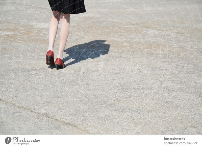 Beschwingt Mensch feminin Junge Frau Jugendliche Beine 1 18-30 Jahre Erwachsene Schönes Wetter Platz Rock Strumpfhose Schuhe Beton gehen Tanzen dünn