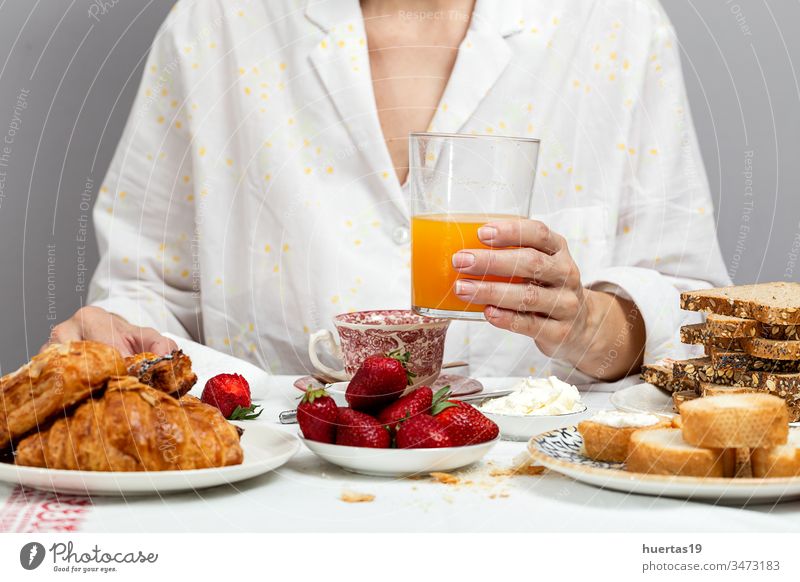 Nicht erkennbare Frau frühstückt im Schlafanzug zu Hause in Quarantäne Frühstück Lebensmittel Morgen heimwärts Lifestyle unkenntlich Coronavirus covid-19 Essen
