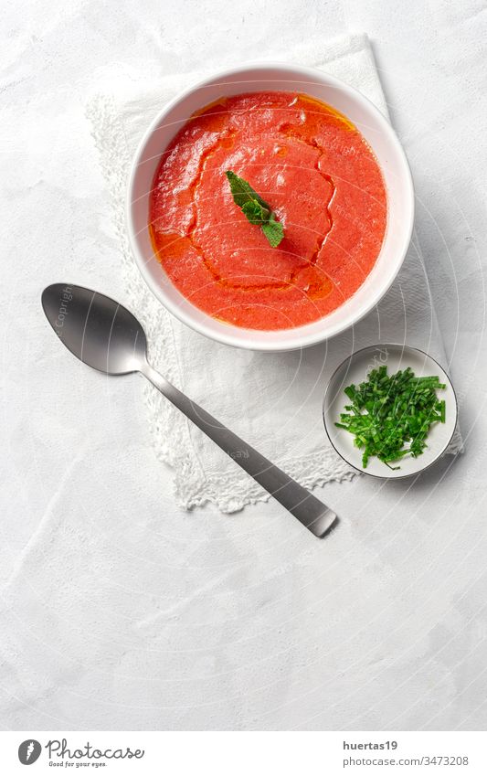 Hausgemachte Tomatensuppe auf weißem Hintergrund Suppe Lebensmittel Schalen & Schüsseln Gesundheit Mittagessen Abendessen Mahlzeit Vegetarier Gemüse frisch
