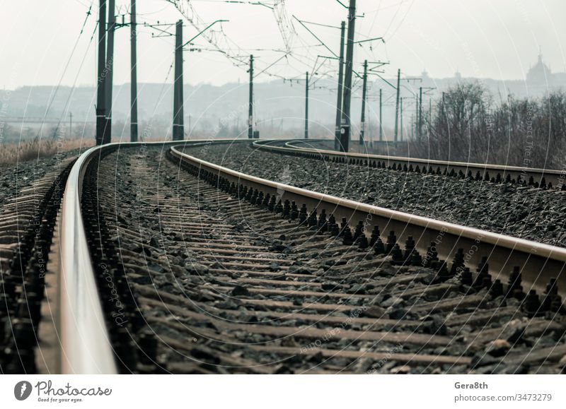 alte Eisenbahnschienen und Masten mit Drähten Hintergrund Tag Menschenleer desolat diraktion. stahl erhöht trist Industrie bügeln Landschaft Linie Metall Natur