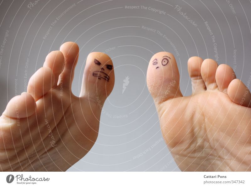 Fußvolk: Streitigkeiten Haut Gesicht Geschwister Leben Kommunizieren machen Aggression einzigartig klein nackt verrückt Wut erstaunt Konflikt & Streit Zehen