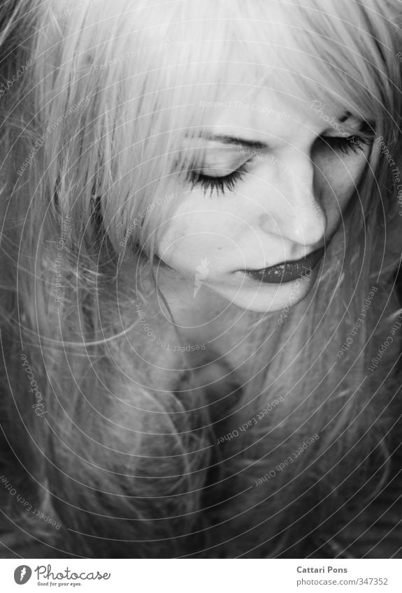 Smoke & Magic Haare & Frisuren Gesicht Schminke Lippenstift Wimperntusche feminin Junge Frau Jugendliche Erwachsene 1 Mensch 18-30 Jahre blond weißhaarig