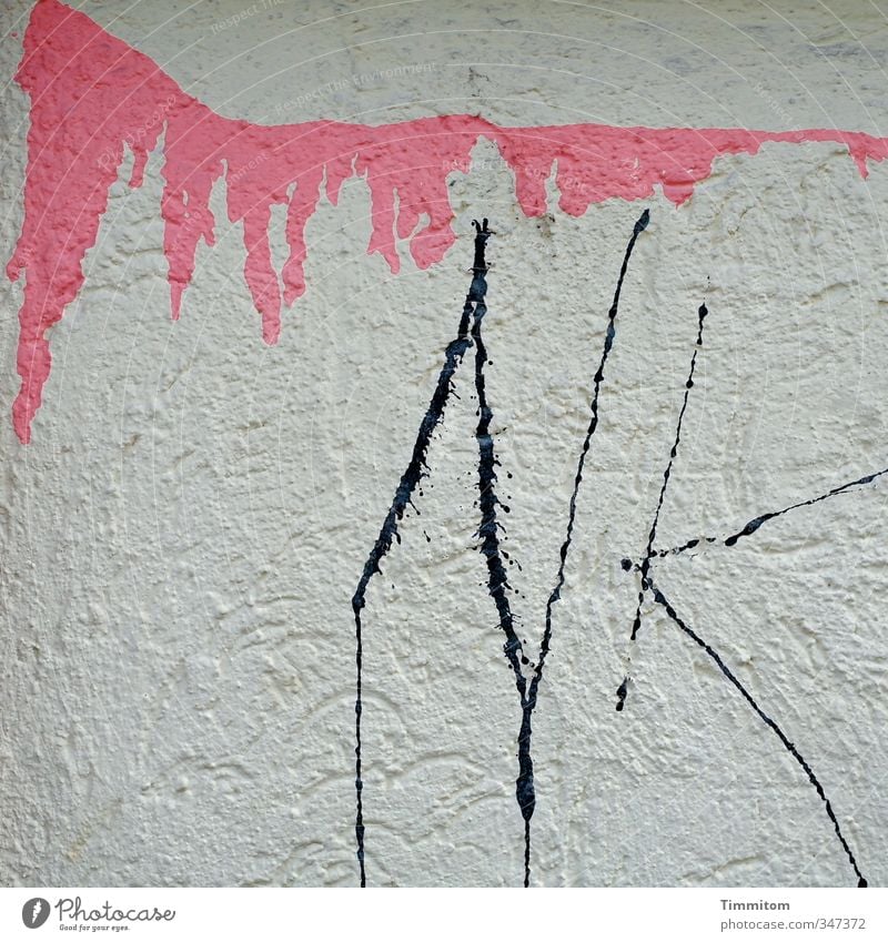 Wandschmuck (2). Mauer Beton Schriftzeichen Graffiti ästhetisch einfach grau rosa schwarz Gefühle Beschriftung Farbflächen beschmutzen Bedeutung wild Farbfoto
